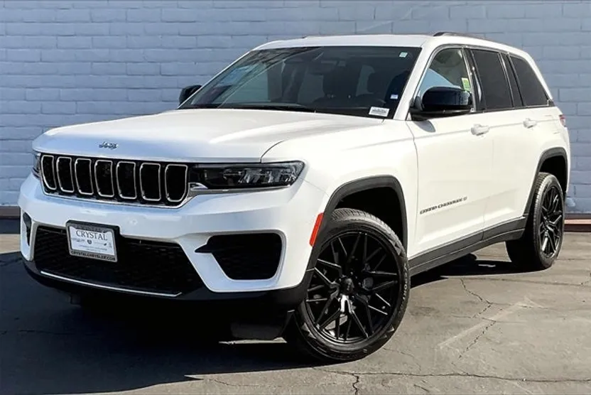 2023 Jeep Grand Cherokee Laredo photo 1