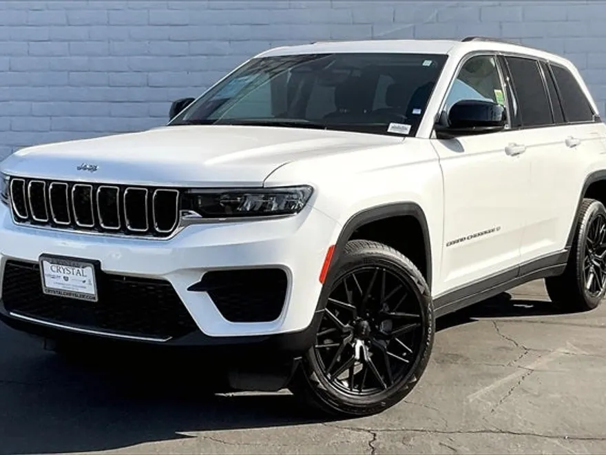 2023 Jeep Grand Cherokee Laredo photo 1