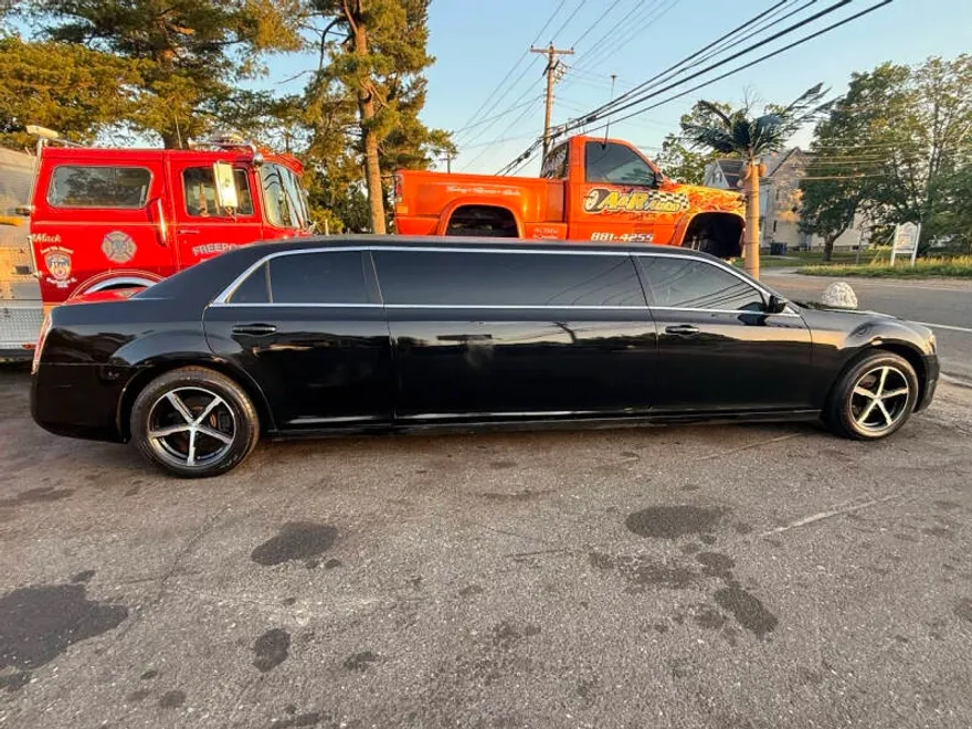 2014 Chrysler 300 Base photo 1