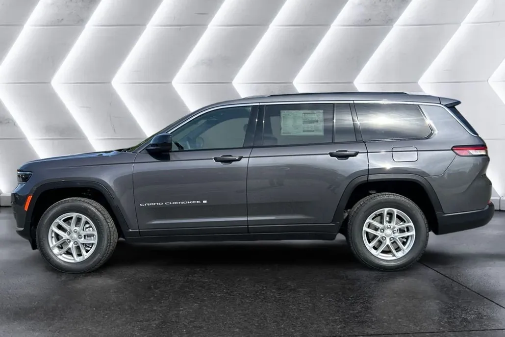 2025 Jeep Grand Cherokee Laredo photo 1