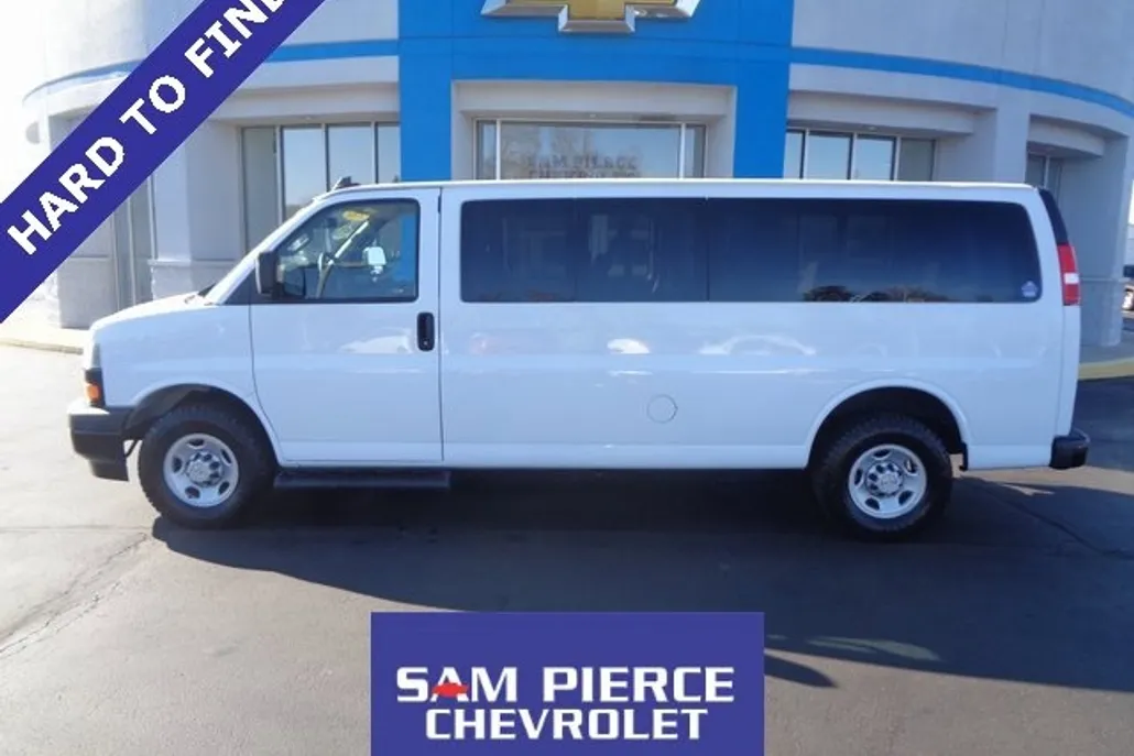 2022 Chevrolet Express Passenger 3500 LS photo 1