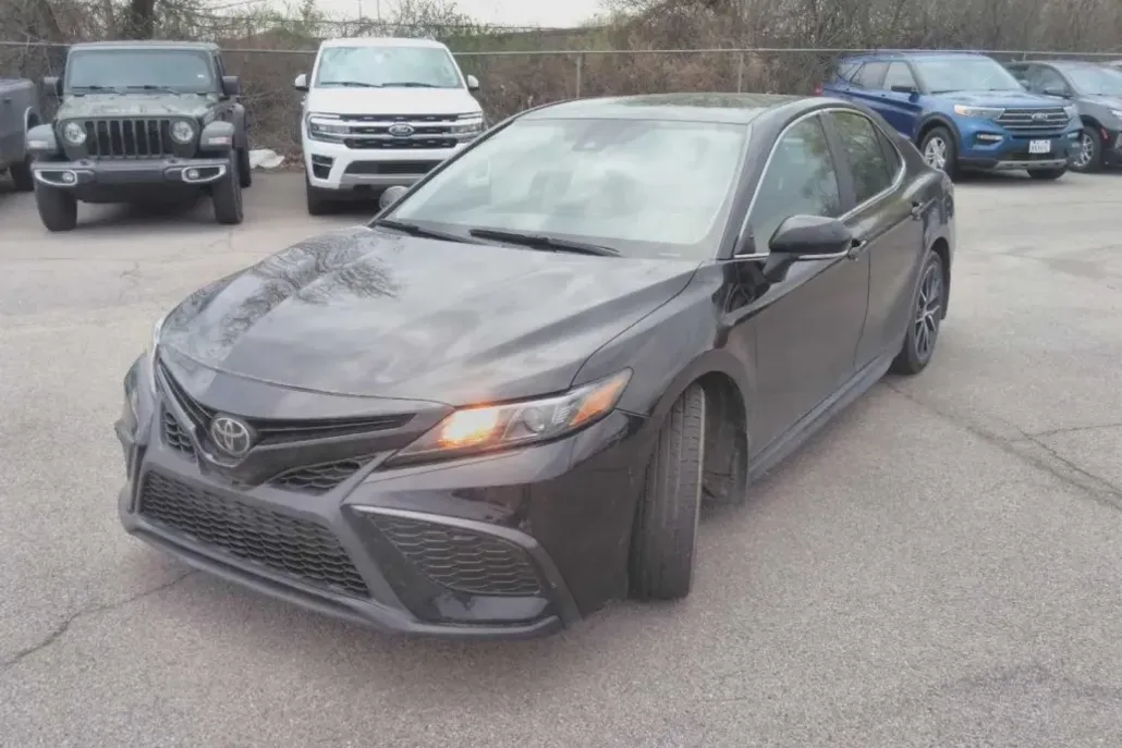 2023 Toyota Camry SE photo 1