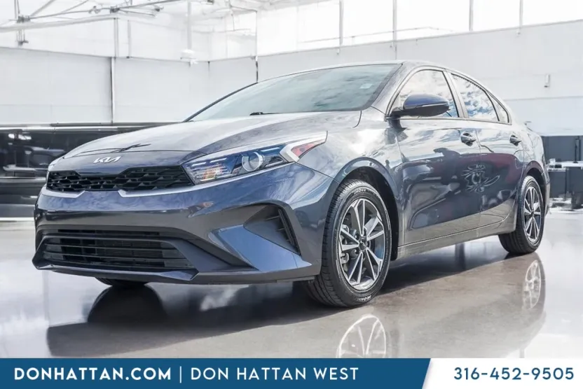 2023 Kia Forte LXS photo 1