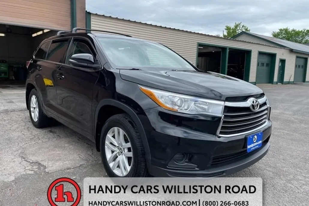 2016 Toyota Highlander LE photo 1