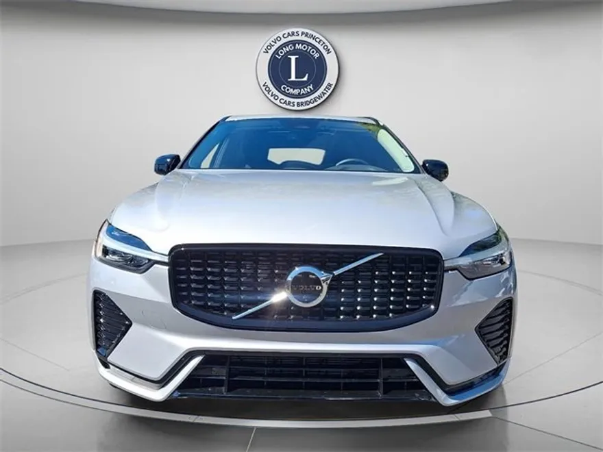 2025 Volvo XC60 Plus B5 photo 1