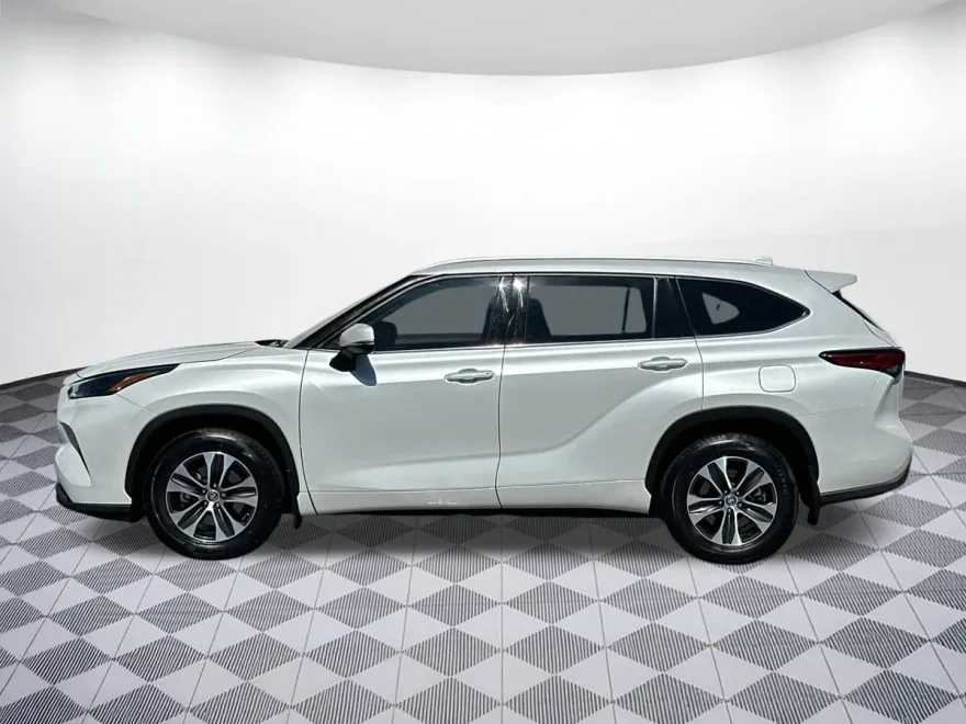 2022 Toyota Highlander XLE photo 1