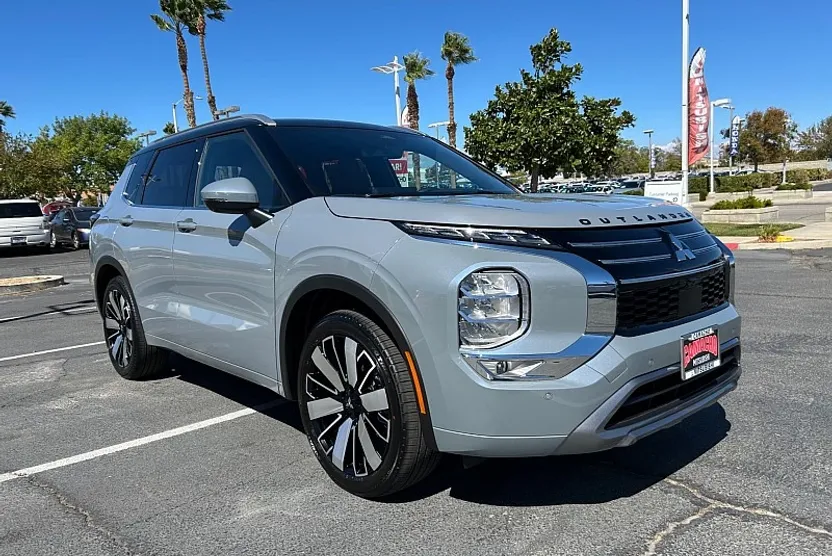 2025 Mitsubishi Outlander SEL photo 1