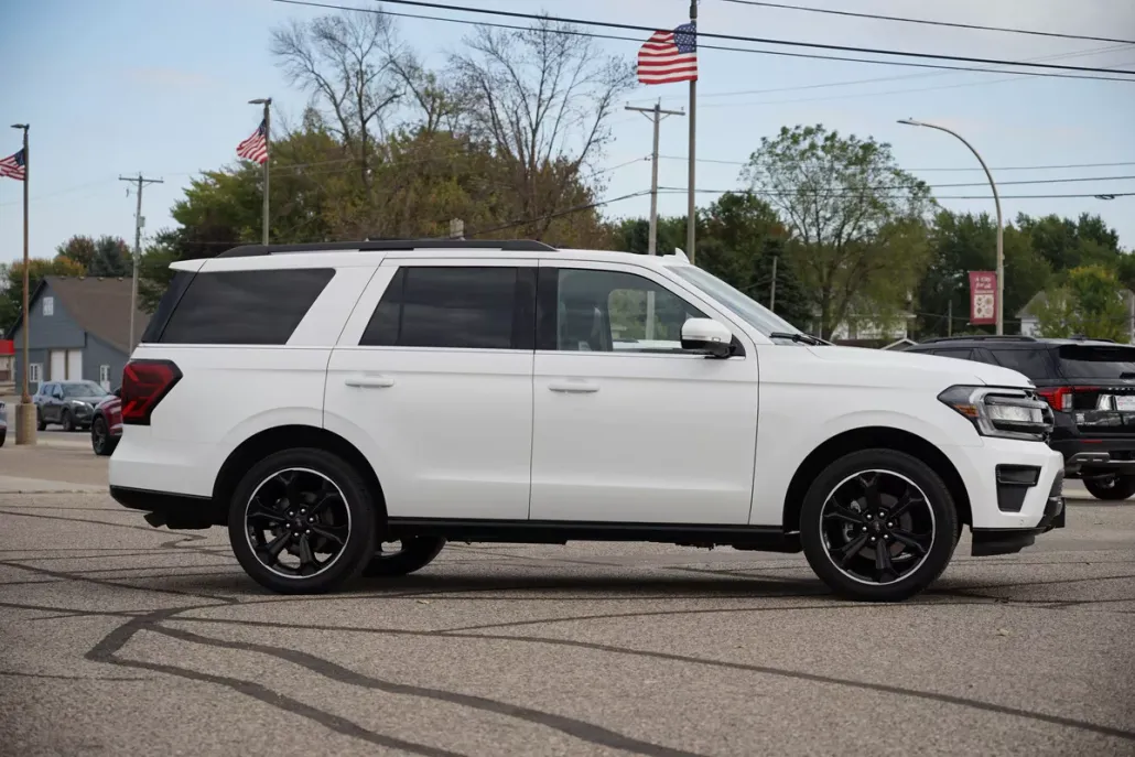 2022 Ford Expedition Limited photo 1