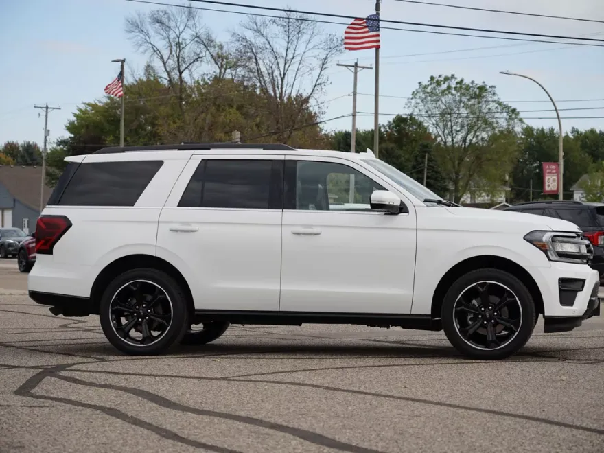 2022 Ford Expedition Limited photo 1