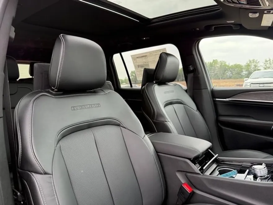 2025 Jeep Grand Cherokee Overland photo 23