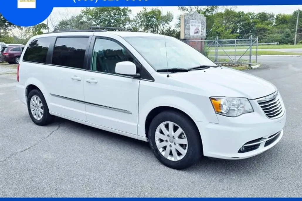 2016 Chrysler Town & Country Touring photo 1