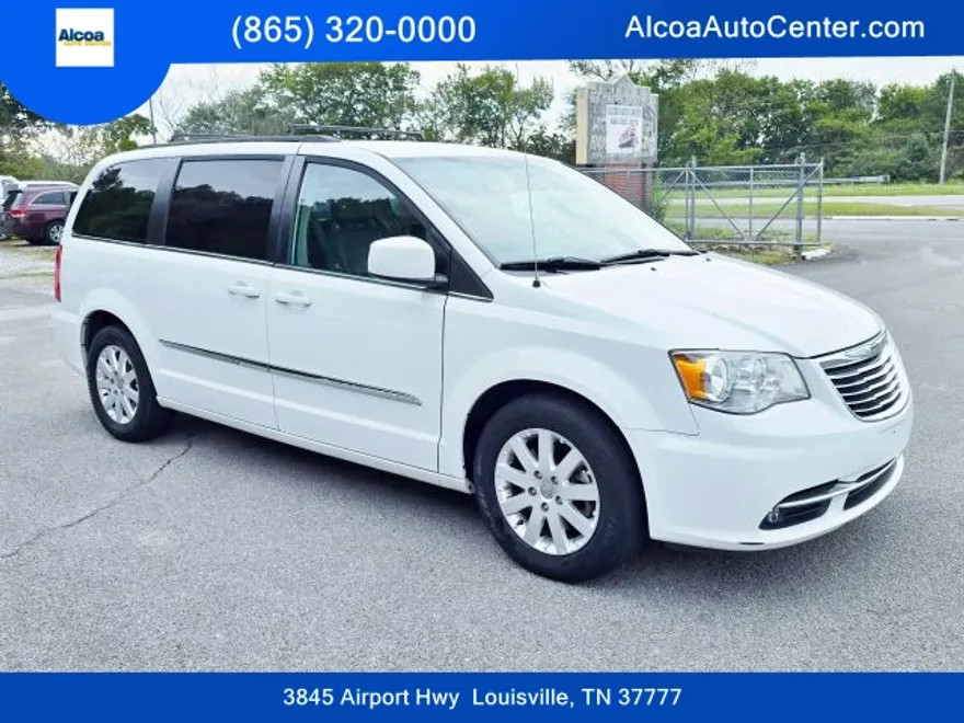 2016 Chrysler Town & Country Touring photo 1