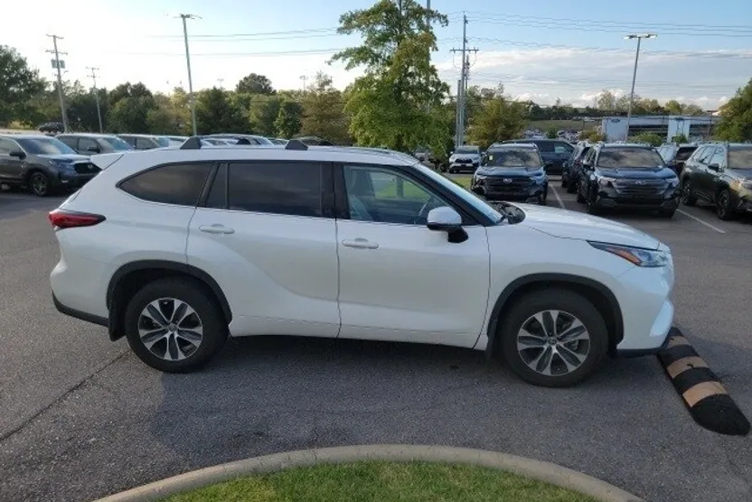 2020 Toyota Highlander XLE photo 1