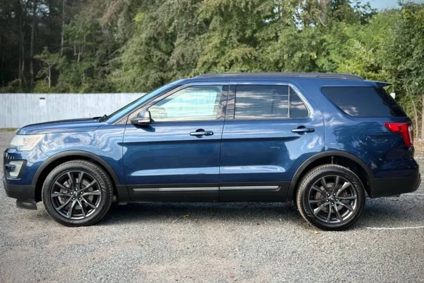 2017 Ford Explorer XLT photo 1