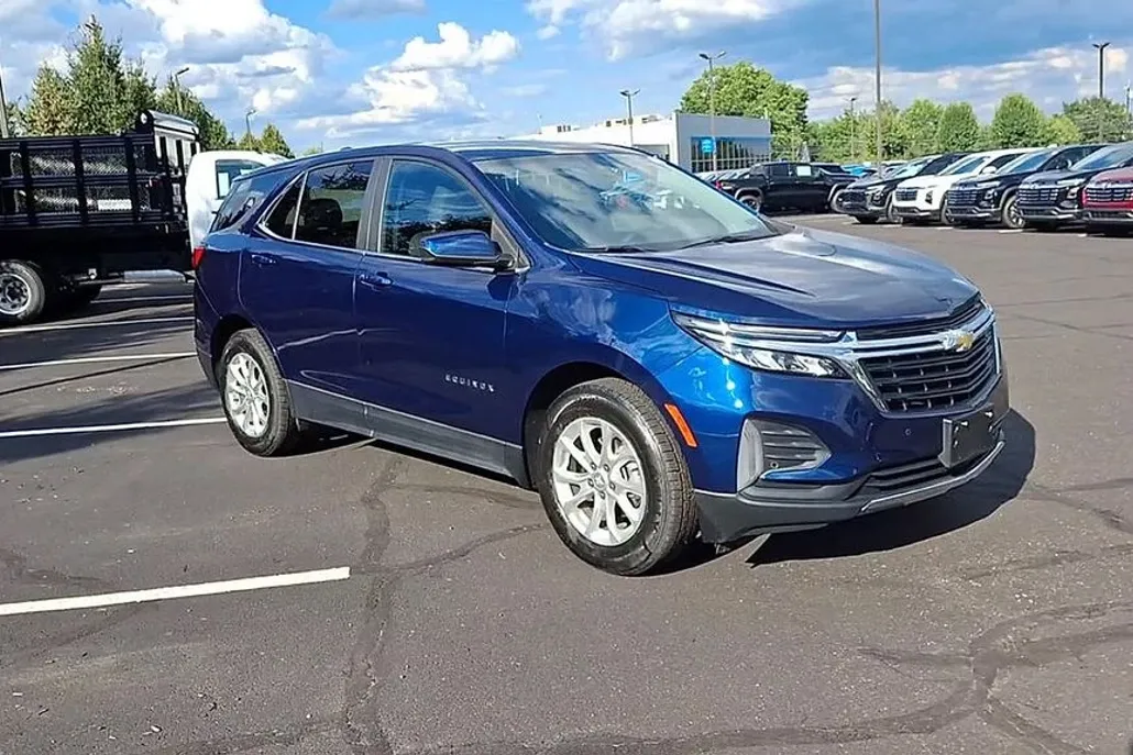 2022 Chevrolet Equinox LT photo 1