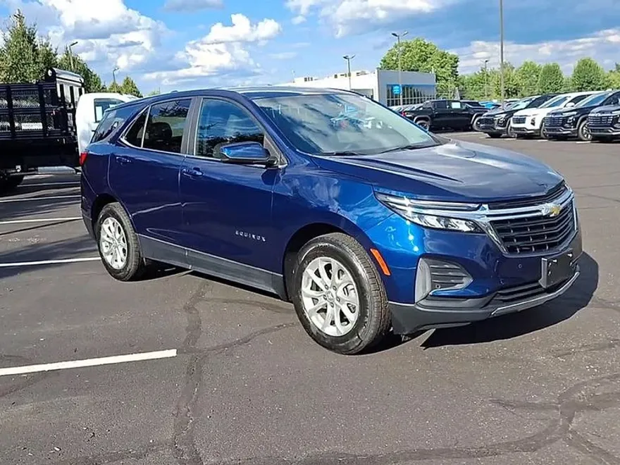 2022 Chevrolet Equinox LT photo 1