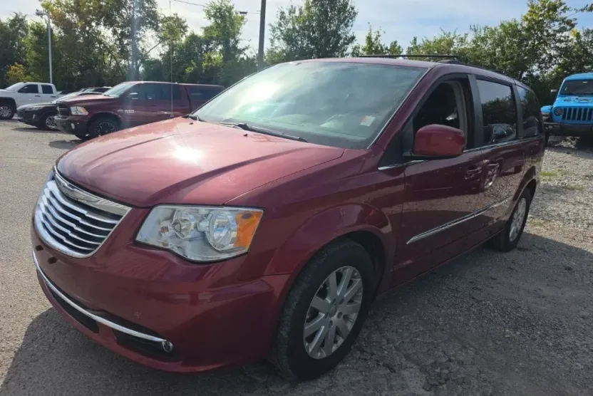 2015 Chrysler Town & Country Touring photo 1