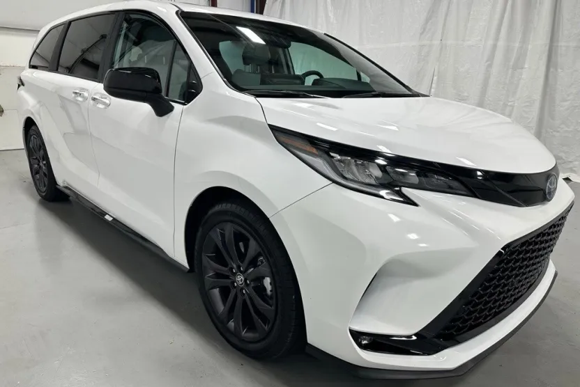 2025 Toyota Sienna XSE photo 1