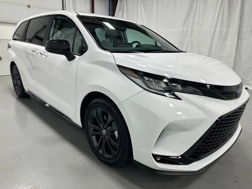 2025 Toyota Sienna XSE photo 1