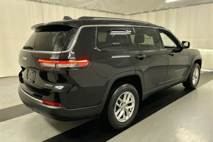 2022 Jeep Grand Cherokee Laredo photo 1