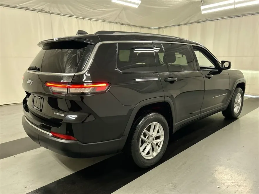 2022 Jeep Grand Cherokee Laredo photo 1