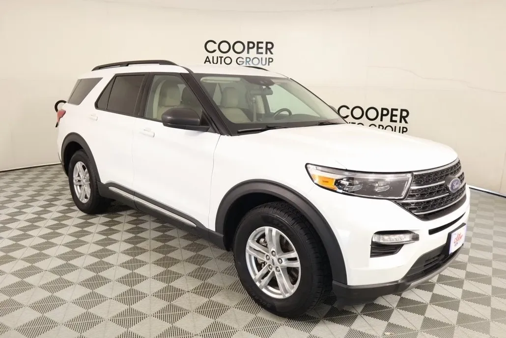 2023 Ford Explorer XLT photo 1