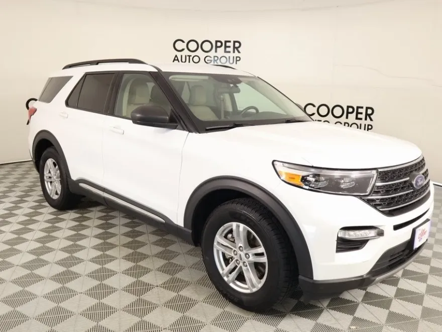 2023 Ford Explorer XLT photo 1