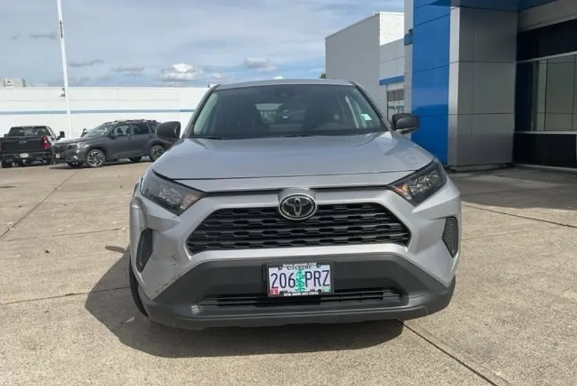 2022 Toyota RAV4 LE photo 1