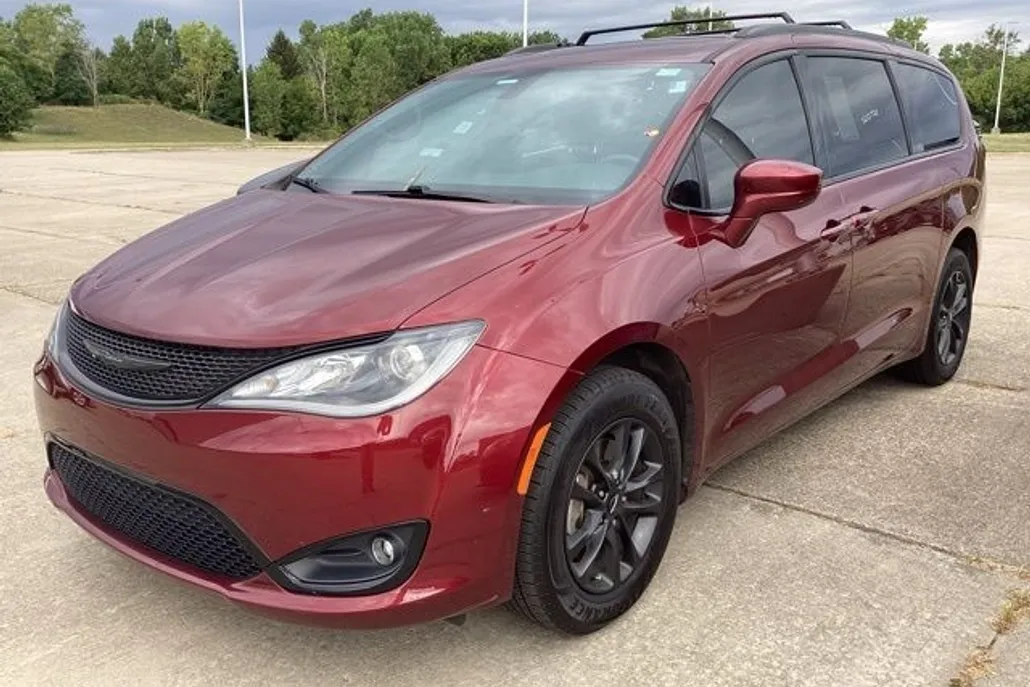 2020 Chrysler Pacifica Touring L photo 1