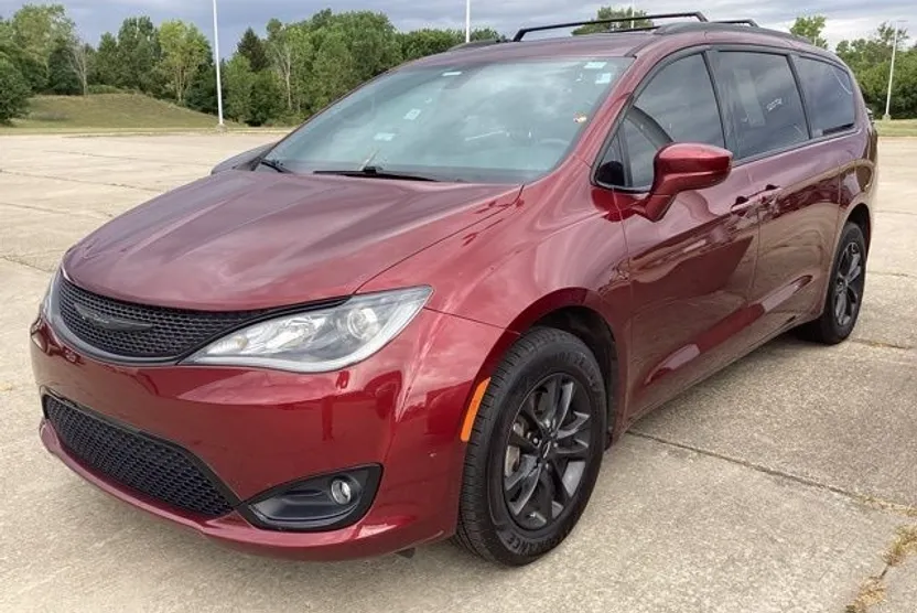 2020 Chrysler Pacifica Touring L photo 1