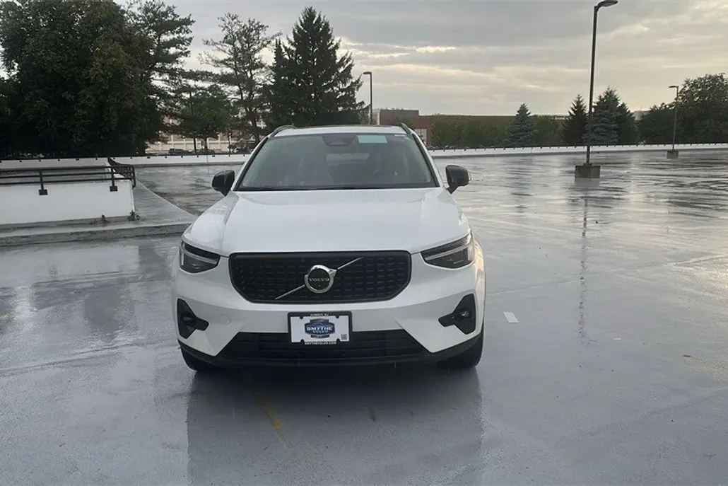 2026 Volvo XC40 Plus photo 1