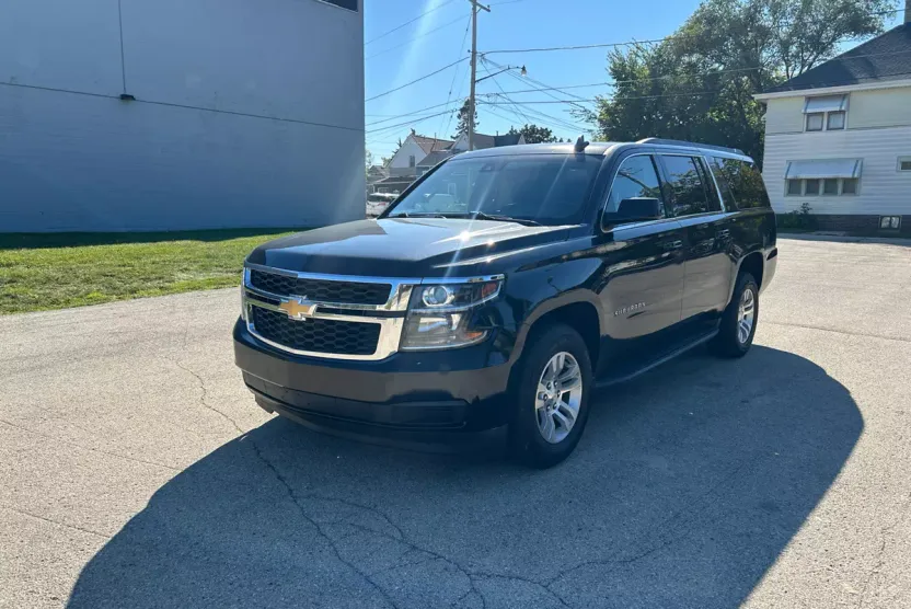 2018 Chevrolet Suburban LT photo 1