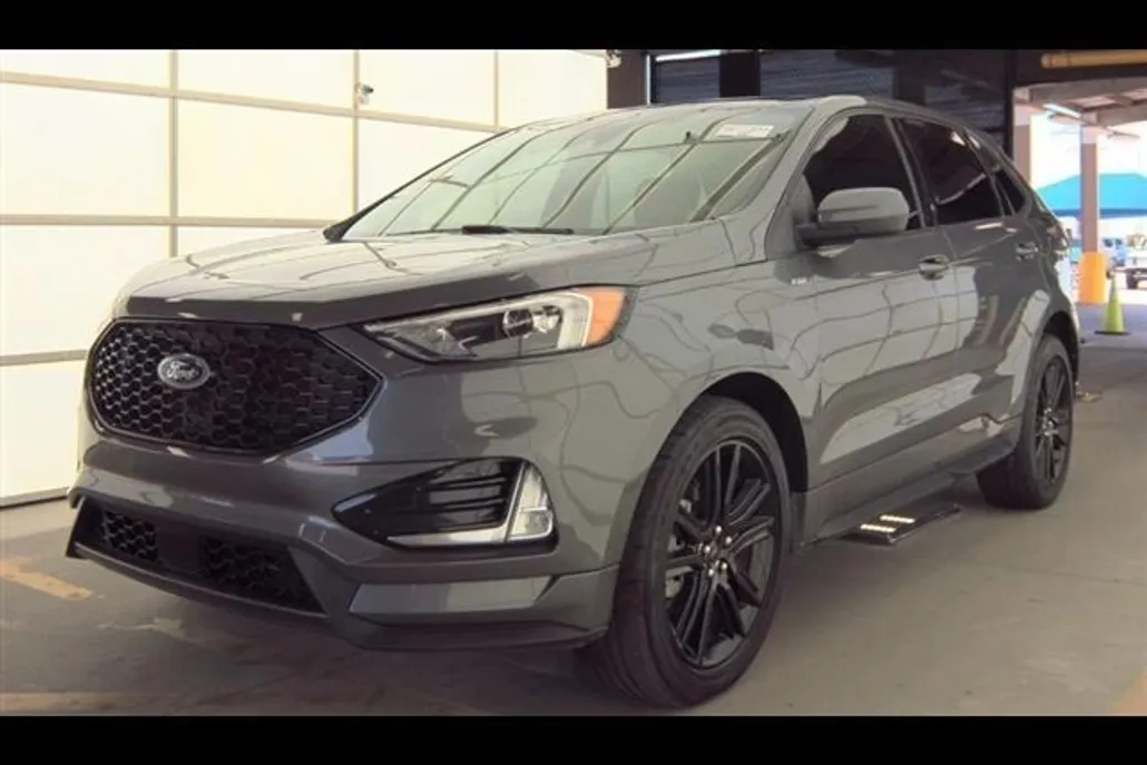 2022 Ford Edge ST photo 1