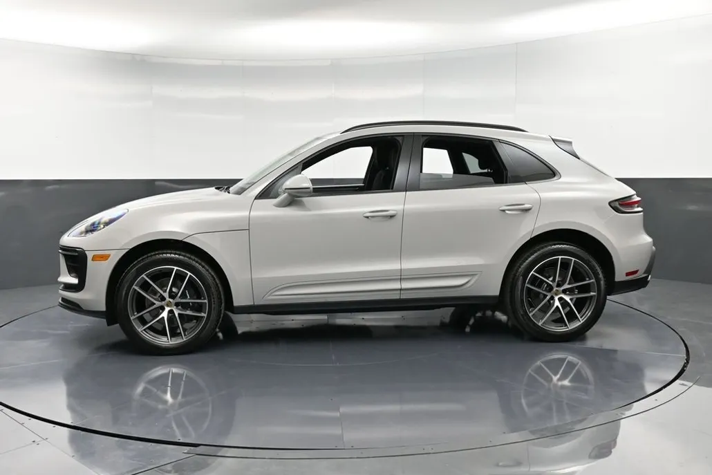 2026 Porsche Macan T photo 1