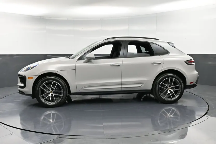 2026 Porsche Macan T photo 1