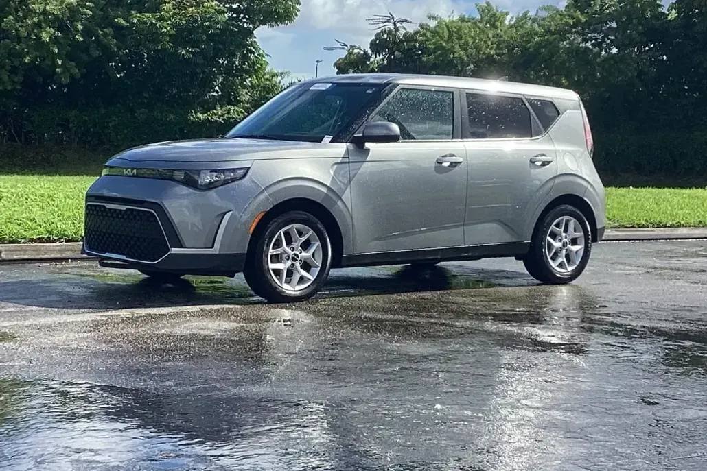 2023 Kia Soul LX photo 1