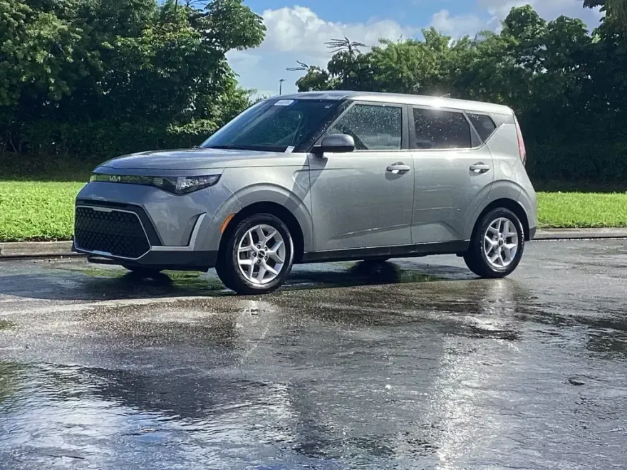 2023 Kia Soul LX photo 1