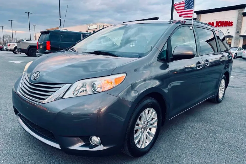 2013 Toyota Sienna XLE photo 1