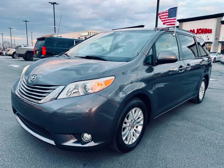2013 Toyota Sienna XLE photo 1
