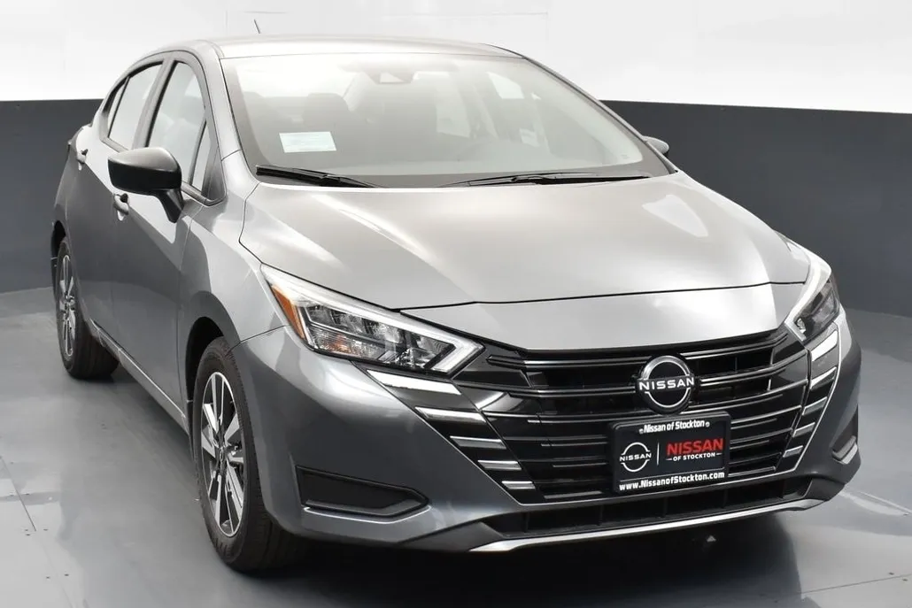 2025 Nissan Versa 1.6 S photo 1