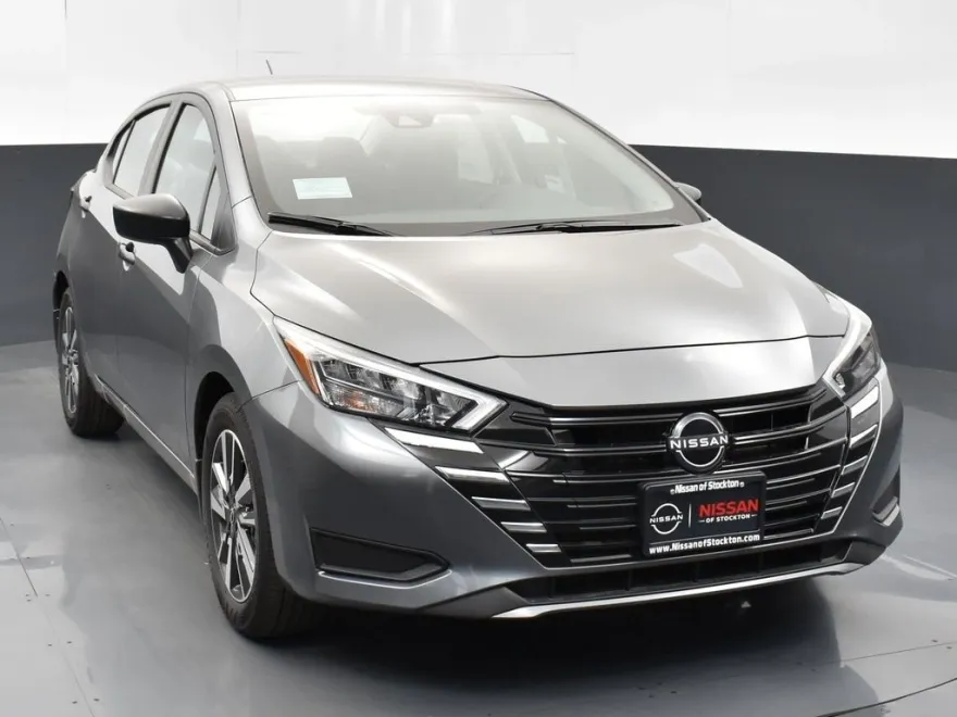 2025 Nissan Versa 1.6 S photo 1