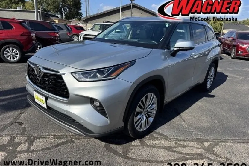 2024 Toyota Highlander LE photo 1