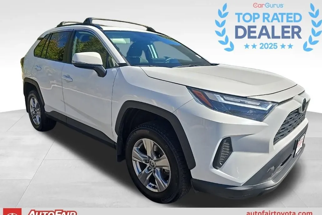 2022 Toyota RAV4 XLE photo 1