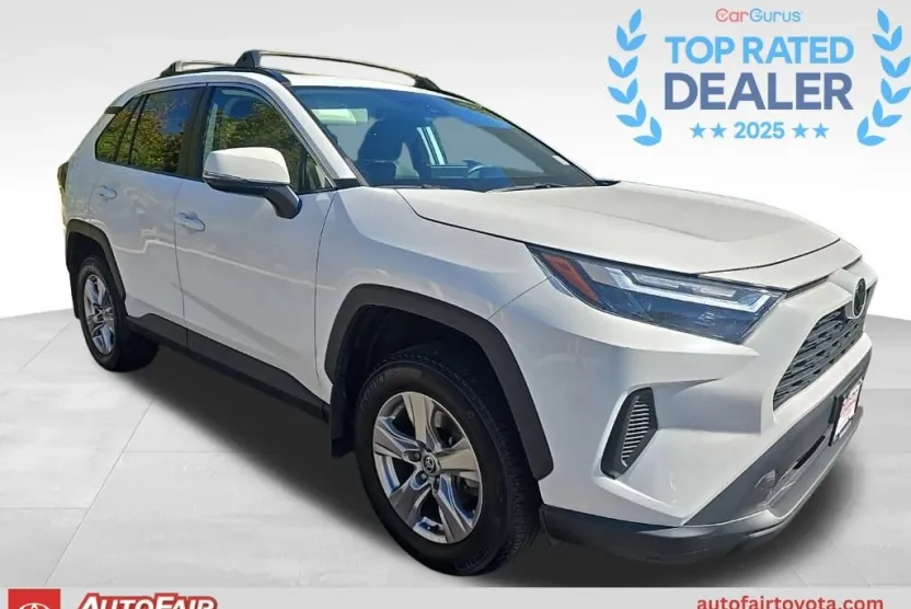 2022 Toyota RAV4 XLE photo 1