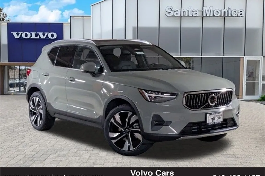 2025 Volvo XC40 photo 1