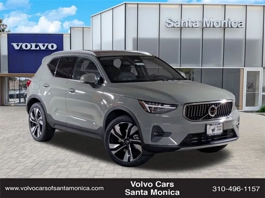 2025 Volvo XC40 photo 1