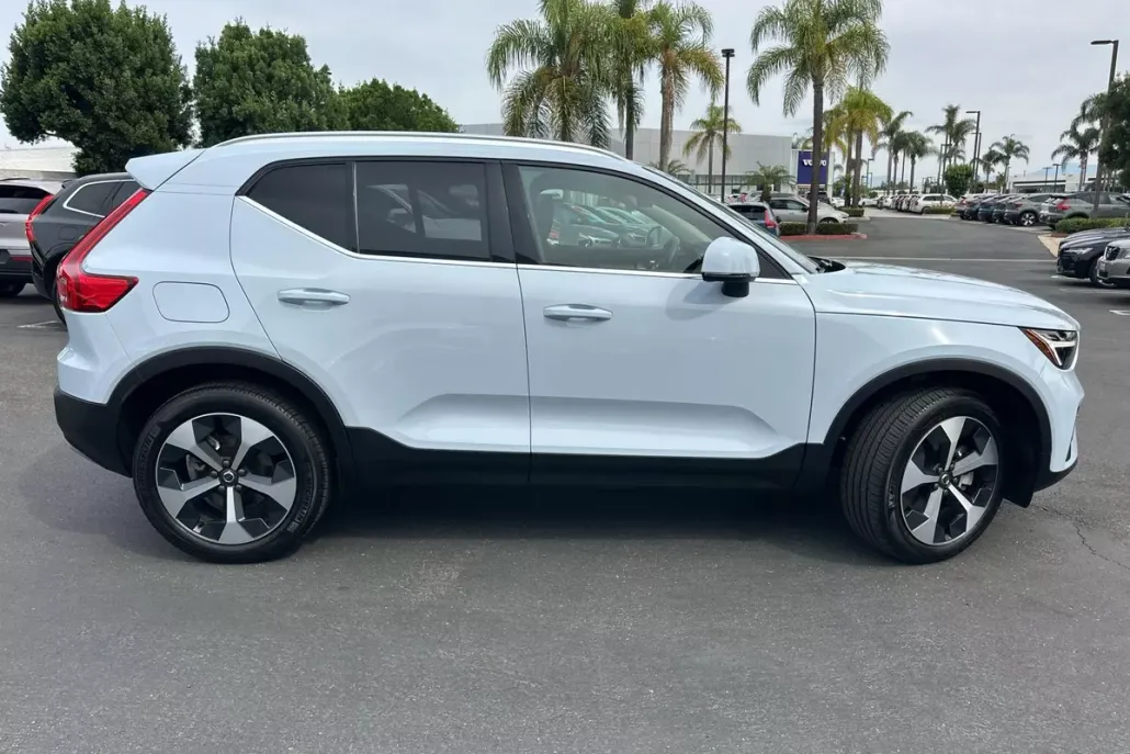 2025 Volvo XC40 AWD Core photo 1