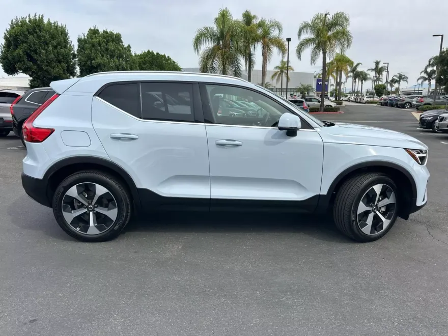 2025 Volvo XC40 AWD Core photo 1