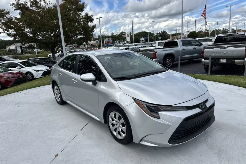 2024 Toyota Corolla LE photo 1