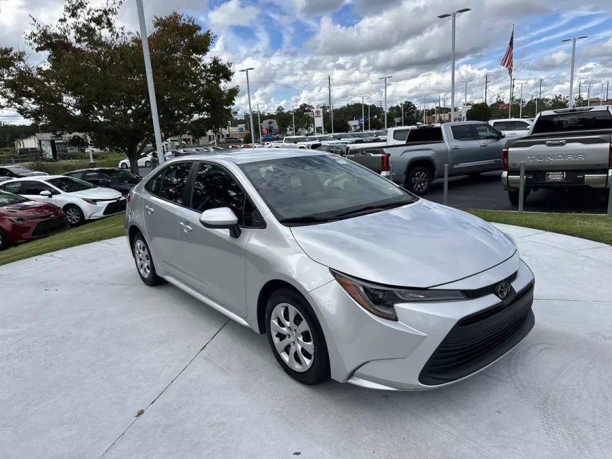 2024 Toyota Corolla LE photo 1